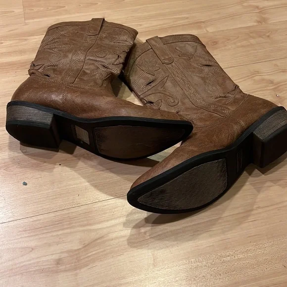 Coconuts Dusty tan color - cut out - distressed cowboy boots. Size 6 - Picture 2 of 5